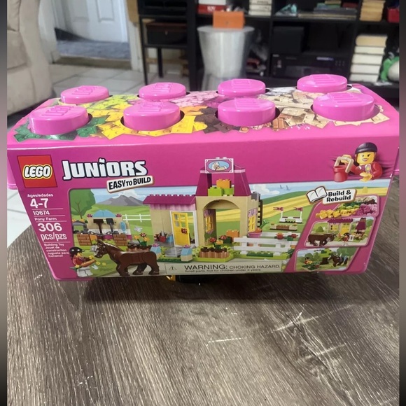 Juniors Building Retired SetNWT